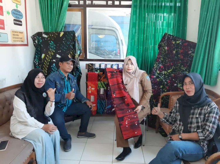 Kepala UPTD Loka Bina Karya Patriawati Narendra bersama komunitas Disabilitas Kabupaten Tegal menunjukkan batik ciprat yang asli