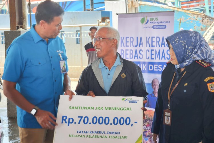 Direktur BPJS Ketenagakerjaan atau BPJAMSOSTEK, Anggoro Eko Cahyo mendatangi Pelabuhan TPI Tegalsari, Kota Tegal, Rabu (27/9)