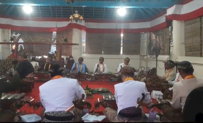 Dua  gamelan yang dibunyikan di bangsal Pradangga Lor dan bangsal Pradangga Kidul saat tradisi Sekaten