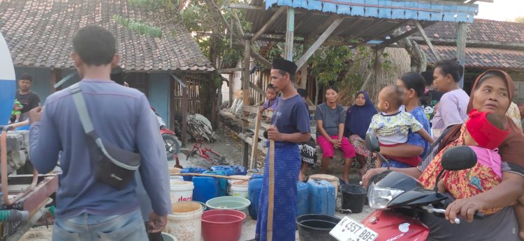 Warga antre untuk mendapatkan air bersih dari anggota DPRD Blora