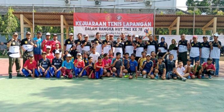 Penjabat Bupati Batang Lani Dwi Rejeki berfoto bersama peserta kejuaraan tenis. RMOL Jateng 
