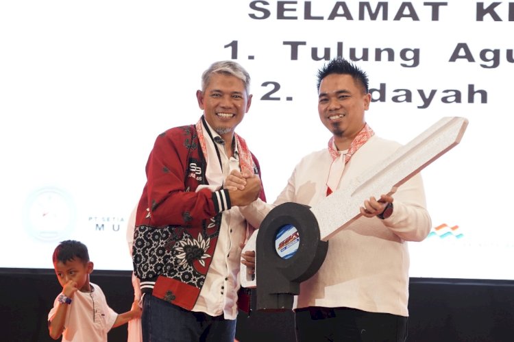 Direktur Utama PT Semen Gresik, Muchamad Supriyadi (kiri) saat memberikan hadiah doorprize berupa sepeda motor kepada Tri Haryanto (kanan) sebagai juara I program spot selling dengan pembelian semen sebanyak 1.4720 ton di The Sunan Hotel Solo, Jawa Tengah, pada Selasa (26/9/2023).