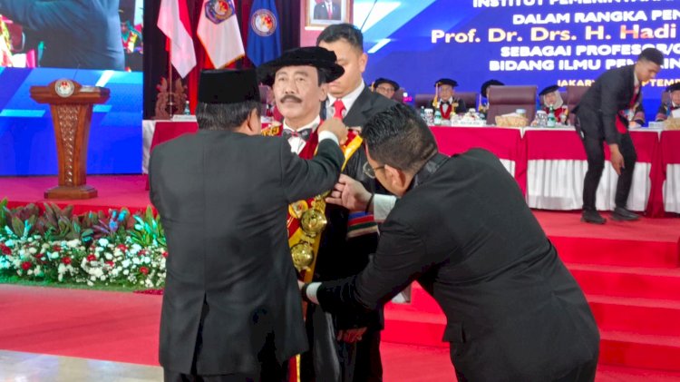 Hadi Prabowo saat menerima samir pengukuhan  guru besar dari Sekjen Kemdagri RI, Jumat (29/9). 