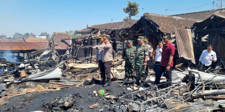 Kapolda Jateng Irjen Pol Ahmad Luthfi meninjau pasar tradisional terbesar di Kecamatan Slogohimo, Kabupaten Wonogiri, pasca ludes dilalap api, Jumat (29/9). RMOL Jateng