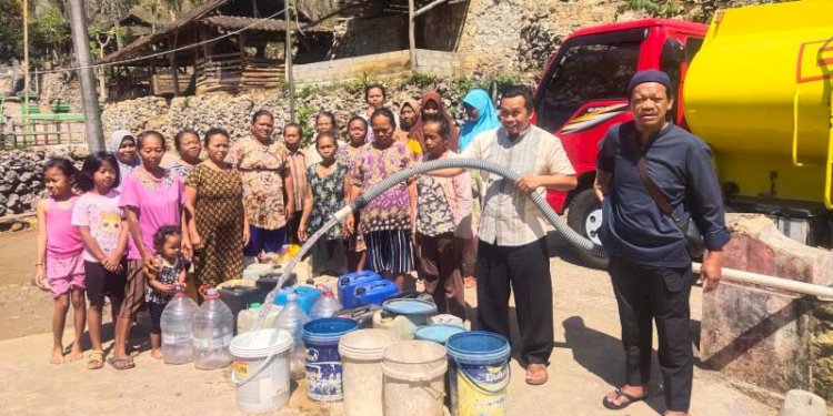 Warga Dusun Poro Desa Tlogosari Kecamatan Giritontro Kabupaten Wonogiri, memperoleh bantuan air bersih dari  Kelompok  arisan Gebyar Surya trah Wirosaroyo Jatisrono, Jumat (29/9). RMOL Jateng