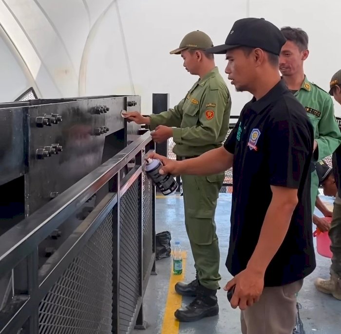 Petugas gotong royong membersihkan coretan di jembatan penyeberangan