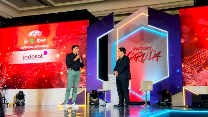 President Director & CEO Indosat Ooredoo Hutchison Vikram Sinha bersama Ketua PSSI Eric Thohir