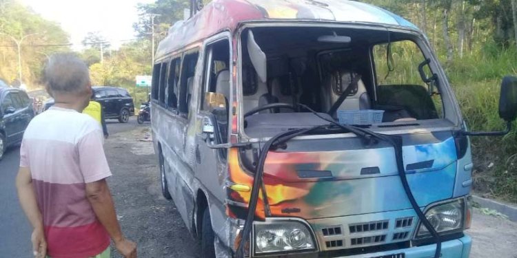  Bus jenis Elf milik Gereja Bethany Fresh Anointing Yogyakarta yang terguling di turunan Kopeng, Getasan, Kabupaten Semarang menuju Salatiga, Sabtu (30/9). RMOL Jateng