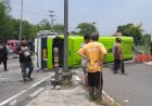 Elf Ditumpangi Puluhan Santri Terguling di Perempatan Salib Putih Salatiga