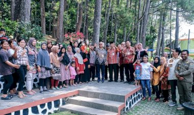Pedagang di Kebun Raya Gunung Tidar Kota Magelang Ditata