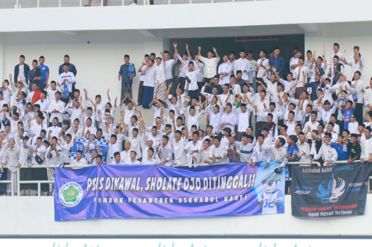 Suasana santri pondok pesantren yang mendukung PSIS di Stadion Jatidiri Semarang