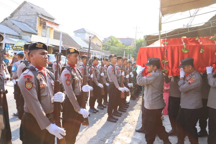 Jenazah AKP Sunarto saat akan dibawa dari rumah duka ke pemakaman.