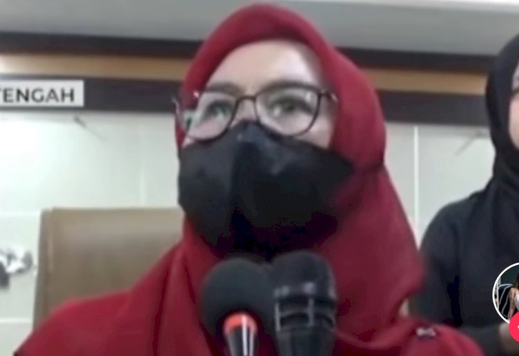 Tangkapan layar video, Kepala SMPN 2 Cimanggu Cilacap, Wuri Handayani.