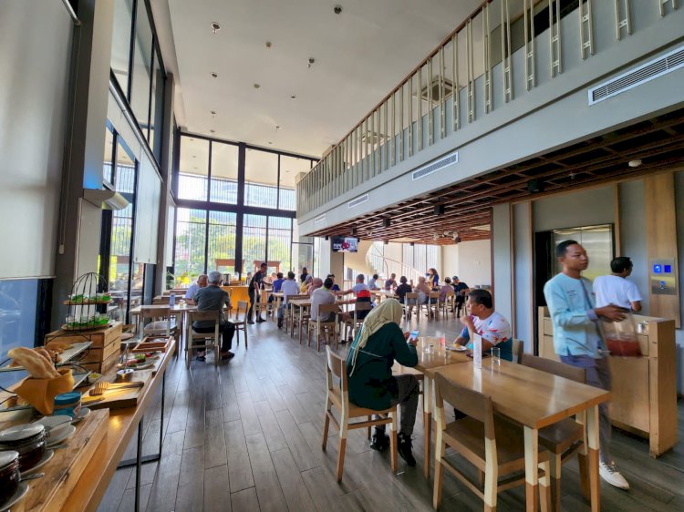 Suasan resto di Up-Peak Hotel Semarang
