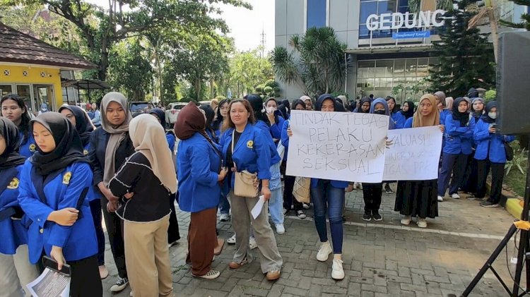 Aksi mahasiswa Universitas Pekalongan menuntut kejelasan penanganan temuan kamera di toilet perempuan. Dok 
