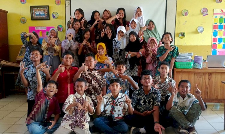 Suasana peringatan Hari Batik Nasional di sekolah di Kota Semarang