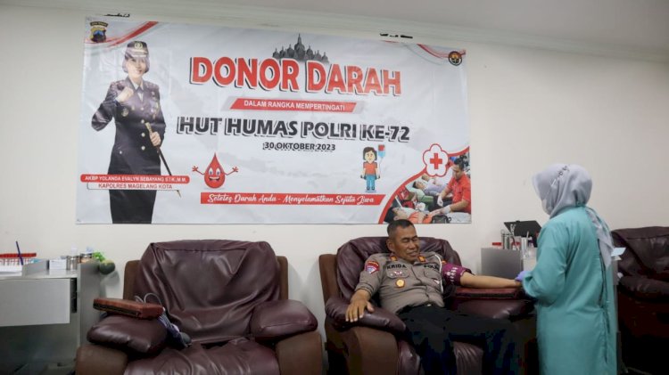 Kasatlantas Polres Magelang Kota AKP Krida Risanto saat menjalani donor darah. (dok)