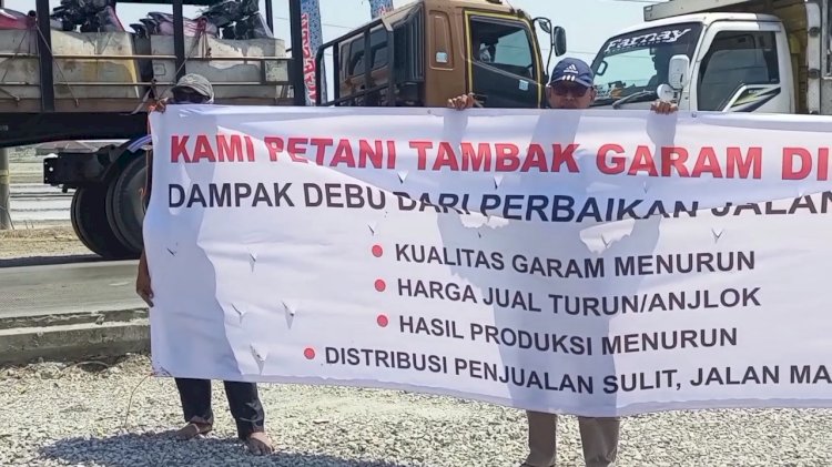 Para petani garam Rembang lakukan aksi protes di tengah pembangunan jalan pantura, Selasa (3/10)