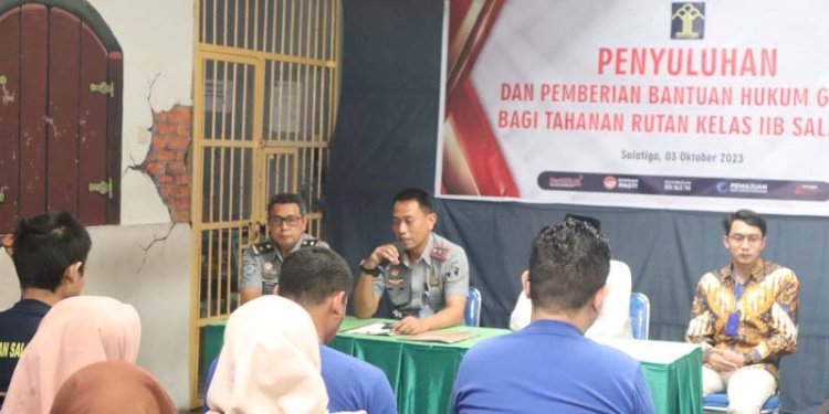 Narapidana Rumah Tahanan Negara (Rutan) Salatiga saat mendapatkan bantuan hukum secara gratis dipusatkan di Selasar Rutan Salatiga, Selasa (3/10). RMOL Jateng