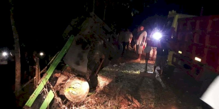  Evakuasi mobil pengangkut air yang masuk jurang di Desa Karangjoho, Kecamatan Pengadegan, Purbalingga. Dok