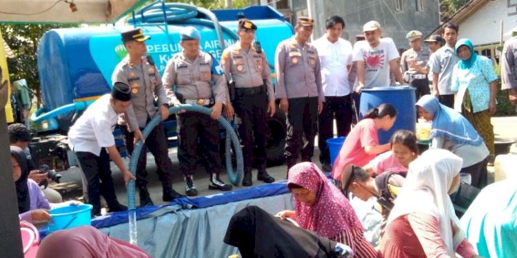 Puluhan warga Dusun Tepo begitu antusias menerima bantuan air bersih dari Polres Magelang Kota. RMOL Jateng