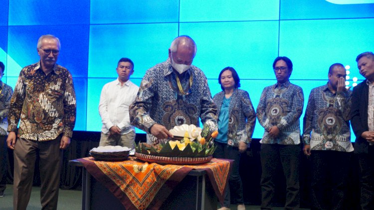 Puncak acara Dies Natalis Ke-20 Fakultas Teknologi Informasi (FTI) Universitas Kristen Satya Wacana (UKSW) yakni pemotongan tumpeng oleh Prof. Ir. Daniel Manongga.
