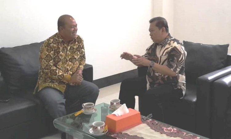 Pemred RMOL Jateng Jayanto Arus Adi saat berbincang dengan Direktur PT PPILN Edy Sayudi, Kamis (5/10). 