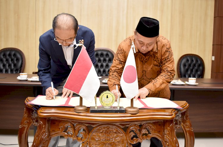Rektor Unsoed Prof.Dr.Ir Akhmad Sodiq M.Sc., Agr., IPU (berpeci) menandatangani Memorandum of Understanding (MoU) dengan Avance Corporation (Japan), Management Consulting Ltd (Japan), dan J Human Network  (Japan). 