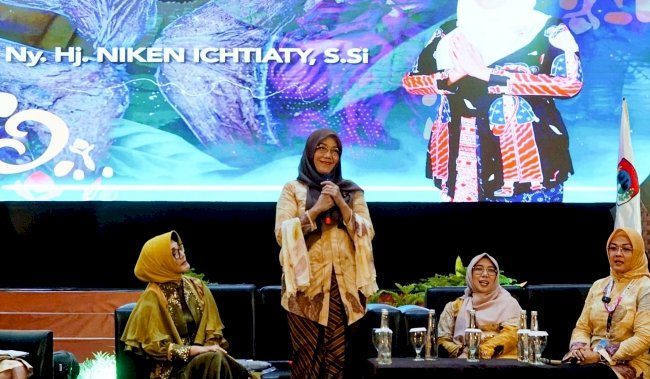 Niken Ichtiaty Nur Aziz berbicara dalam Rasaikota di Ternate, Maluku. (dok)