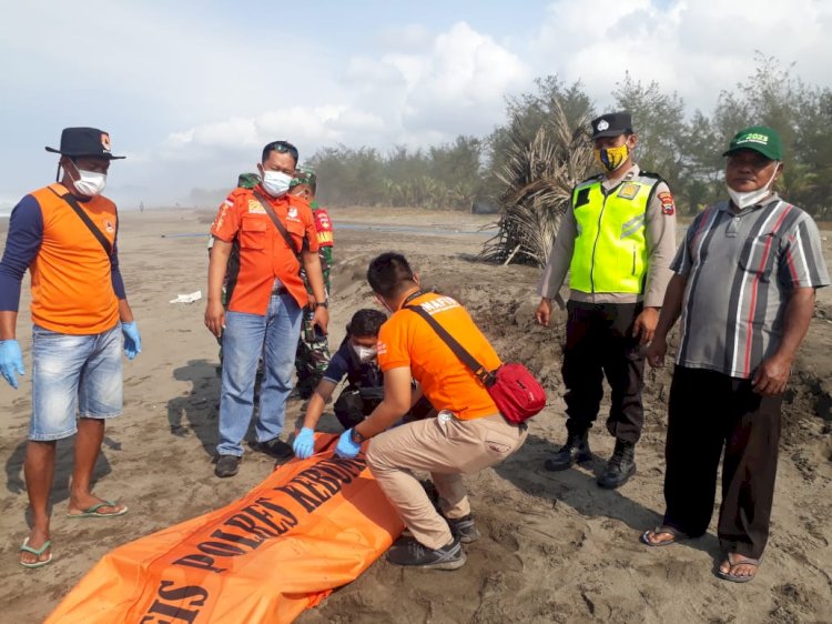 Evakuasi korban meninggal pencari ikan warga Desa Sidoharjo, Kecamatan Puring, Kebumen yang dilaporkan hilang pada 22 September 2023. 