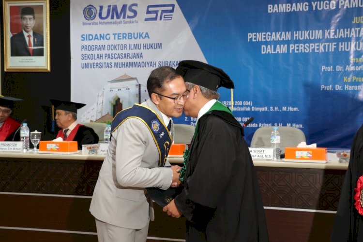 Kapolresta Denpasar Kombes Pol., Dr., Bambang Yugo Pamungkas resmi menyandang gelar doktor di UMS. RMOl Jateng