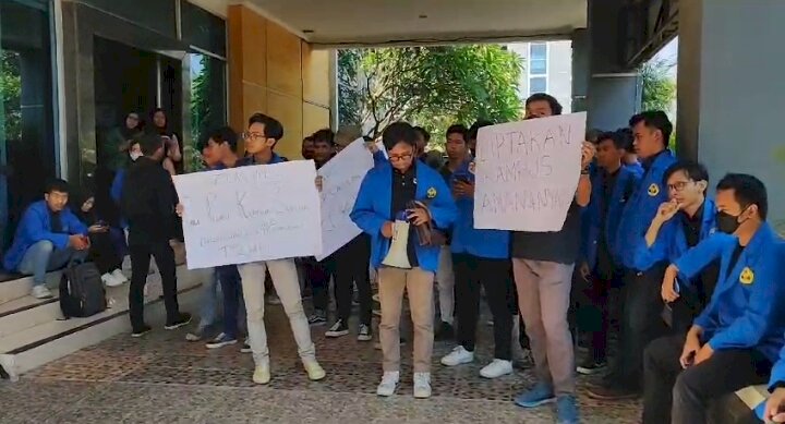 Aksi aliansi mahasiswa Universitas Pekalongan meminta kejelasan kasus temuan kamera di toilet perempuan Fakultas Hukum