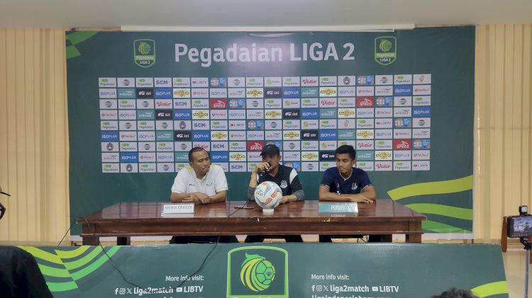 Konferensi Pers di Stadion Gelora Joko Samudro, Sabtu (7/10).