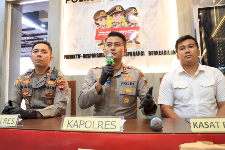 Kapolres Grobogan menunjukan barang bukti tawuran