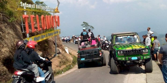 Sebagian wisatawan menuju puncak Gunung Telomoyo dengan Jeep sewaan. 