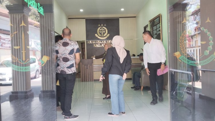 Penyidik Polres Salatiga  (kemeja putih) usai berkoordinasi dengan JPU di Kantor Kejaksaan Negeri (Kejari) Salatiga, Senin (9/10). RMOL Jateng