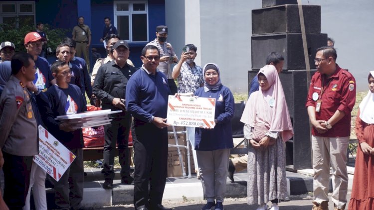 Pj Gubernur Jawa Tengah Nana Sudjana dan Pj Bupati Batang Lani Dwi Rejeki memberikan bantuan di HUT ke 14 TKSK di KIT Batang. RMOL Jateng