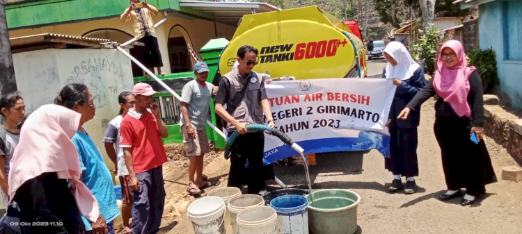 Keluarga besar SMP Negeri 2 Girimarto memberikan bantuan air bersih langsung ke warga yang membutuhkan