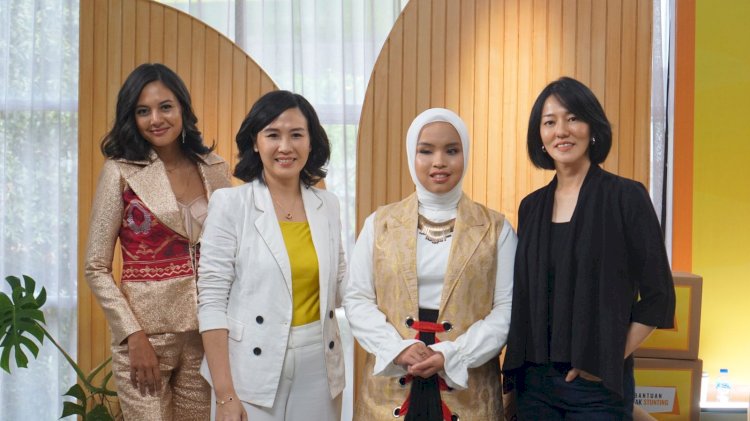 Direktur Keuangan Sido Muncul Maria Hidayat berfoto bersama tiga brand ambassador baru Tolak Angin, Aurelie Moeremans, Veronika Tan, dan Putri Arianie. 