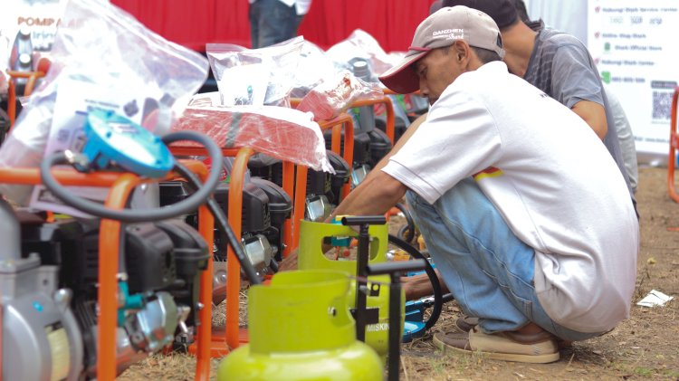 Petani penerima bantuan pompa air berbahan gas mengecek bantuannya. Sebanyak 400 pompa air berbahan gas diberikan kepada petani dari Kementerian Energi dan Sumberdaya Mineral.