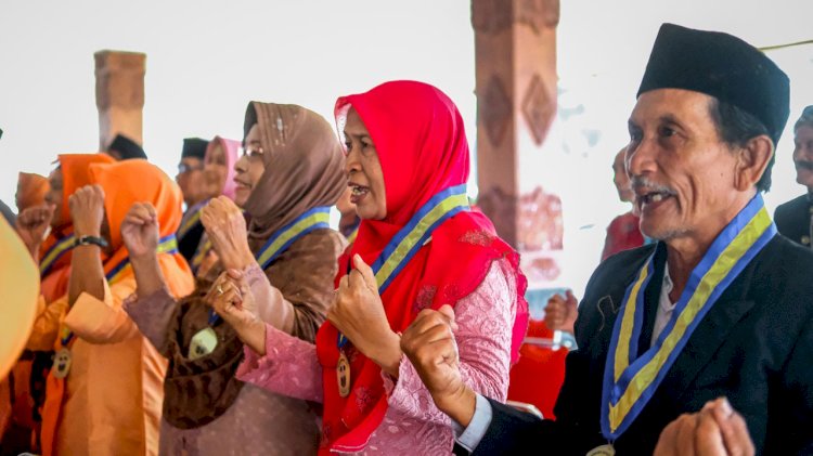 Para warga yang telah berumur diwisuda setelah selesai mengikuti pembelajaran di Sekolah Lansia Hebat.