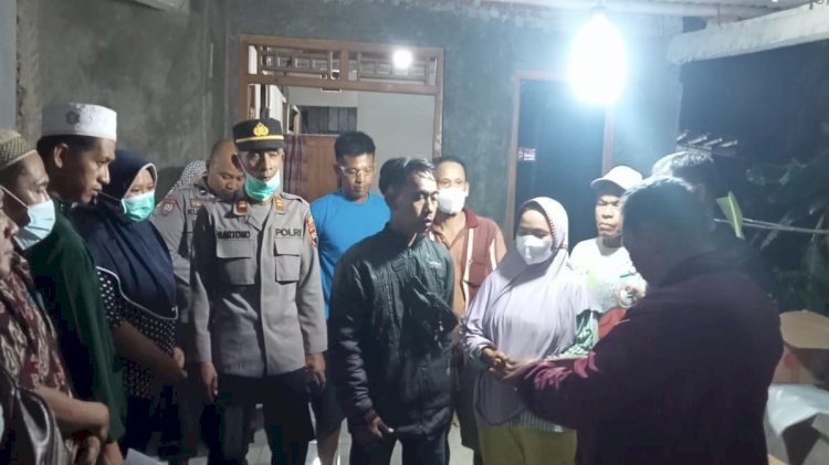 Petugas lakukan pemeriksaan warga tewas di rumah di Grobogan, Selasa (10/10). RMOL Jateng