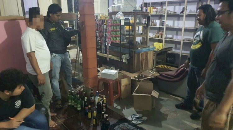 Polisi saat mengamankan minuman keras dari rumah warga. RMOL Jateng