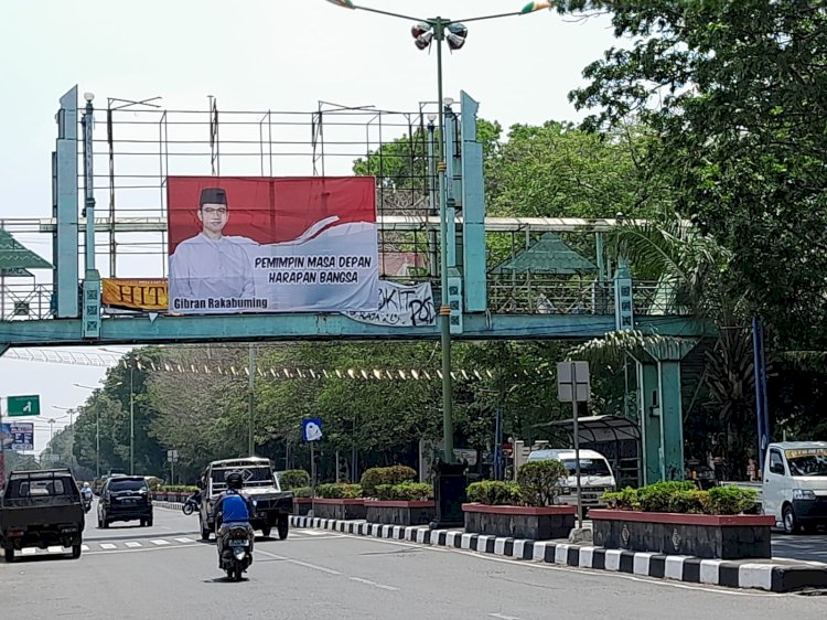 Spanduk Gibran Rakabuming di jembatan depan SMA N 1 Demak yang jadi perbincangan warga sekitar. RMOL Jateng