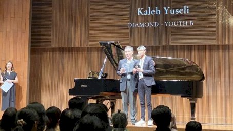 Kaleb Yuseli, Mahasiswa Program Studi (Prodi) Seni Musik Fakultas Bahasa dan Seni (FBS) Universitas Kristen Satya Wacana (UKSW) menjuarai lomba piano ajang A Piano Concerto Series (APCs) Classical Festival 2023. RMOL Jateng