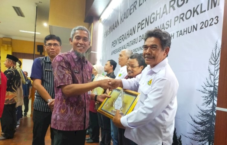 Sekda Provinsi Jateng Sumarno menyerahkan dua penghargaan kepada Kota Magelang.