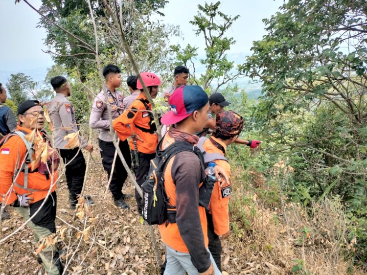  1 Pleton Dalmas Sat Samapta Polres Semarang menyusuri hutan pinus Dsn. Ngipik Ds. Nyatnyono, Kec. Ungaran Barat hingga Rabu (11/10) malam.