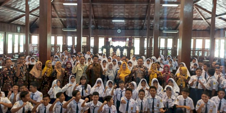 Para pelajar berdiskusi dengan komisi D DPRD Blora. RMOL Jateng