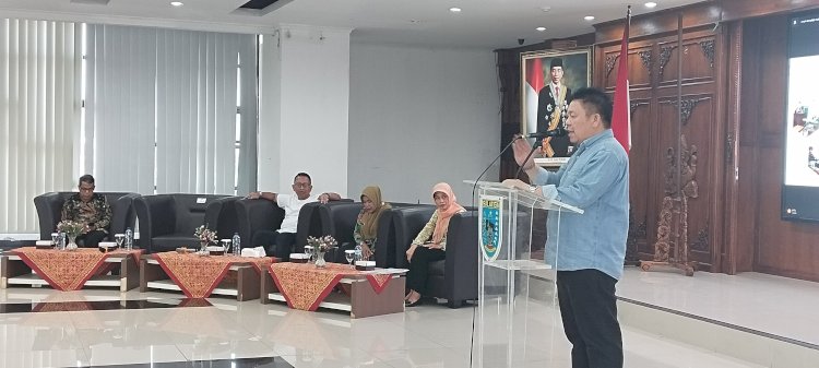 Ketua DPRD Salatiga Dance Ishak Palit saat menjadi narasumber di tengah kegiatan Forum Konsultasi Publik bersama Tokoh Masyarakat di Kantor Pemkot Salatiga, Jumat (13/10). RMOL Jateng