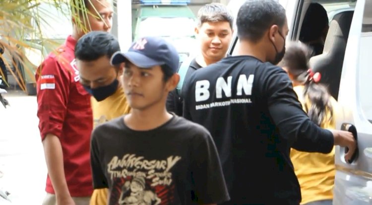 Petugas menggiring 3 pengedar narkoba ke Kejari Blora